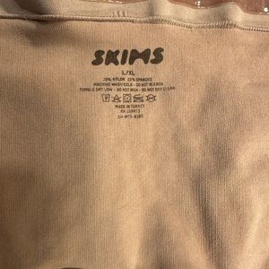 Maternity above the knee shape wear.